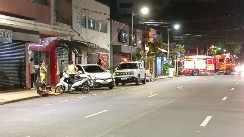 além arrancar a base e tombar um dos postes da rua, a força da batida fez com que alguns cabos ligados à rede de energia também fossem rompidos