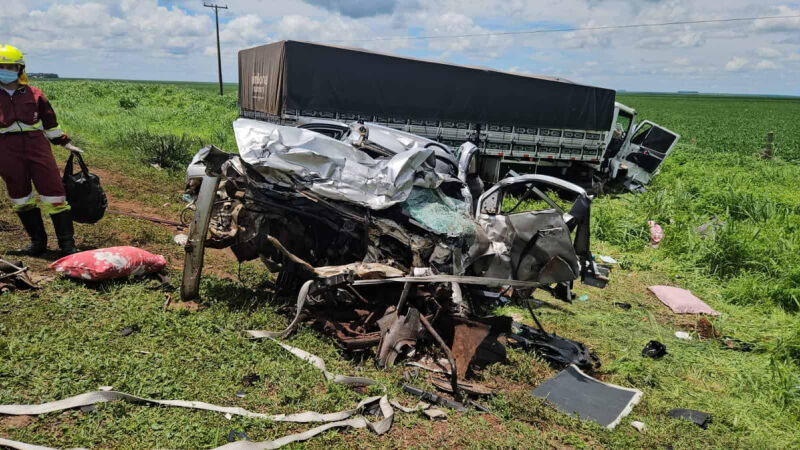 Em acidente na manhã de quarta-feira (18), três pessoas da mesma família morreram na colisão de caminhonete e caminhão