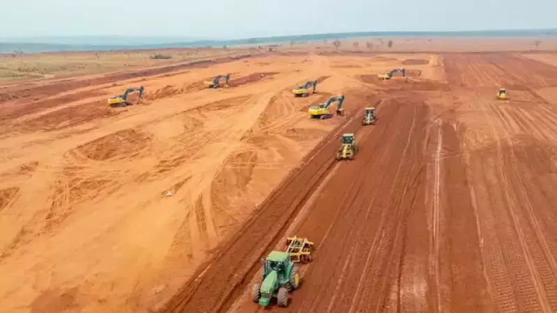 Terraplanagem está a pleno vapor em Inocência e instalação de equipamentos deve começar em meados do próximo ano (Divulgação)