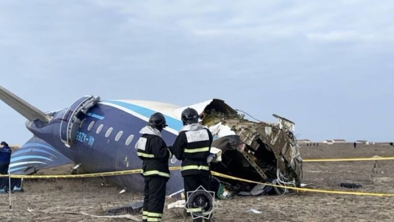 Avião com 67 pessoas caiu