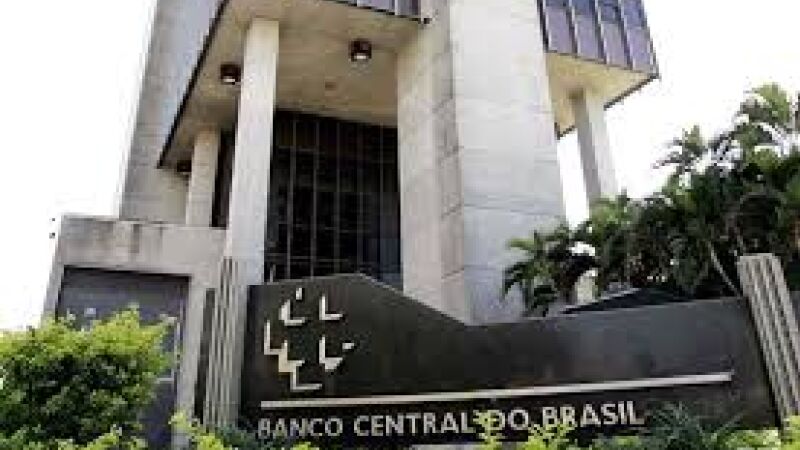 Nesta terça-feira (17), o Banco Central injetou mais de 3,2 bilhões de dólares no mercado para conter a cotação