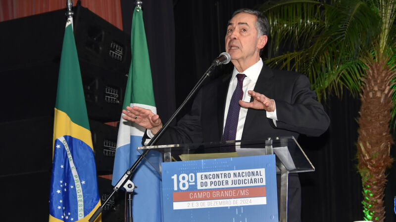 O presidente do STF e do CNJ, ministro Luís Roberto Barroso, discursando em evento na Capital