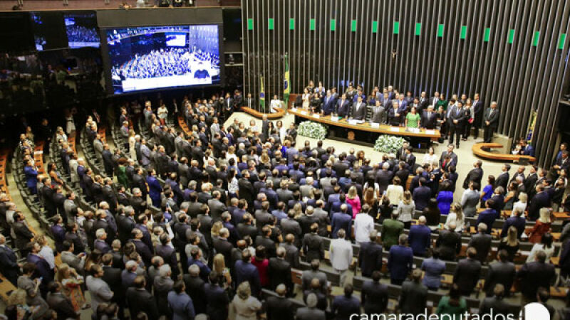 Deputados adiaram para 2026 a entrada em vigor de uma lei que garante dinheiro extra para os banqueiros