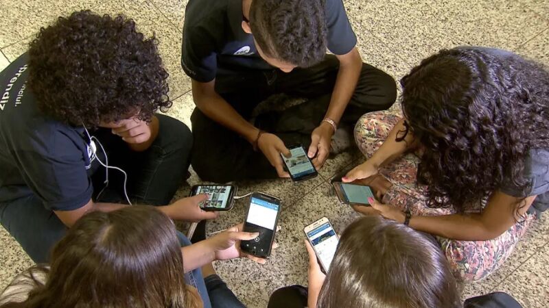 Celulares serão proibidos nas escolas