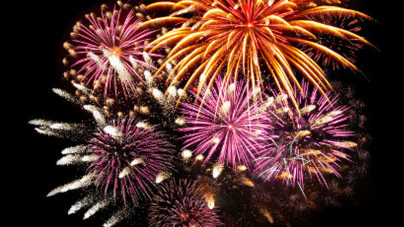 Fogos de artifício são utilizados nas festas de fim de ano