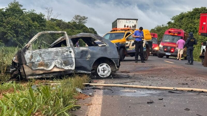 Após a batida, carro pegou fogo e condutor morreu carbonizado