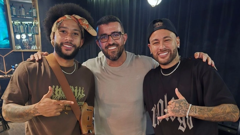 Neymar posou em foto ao lado de Memphis Depay e empresário