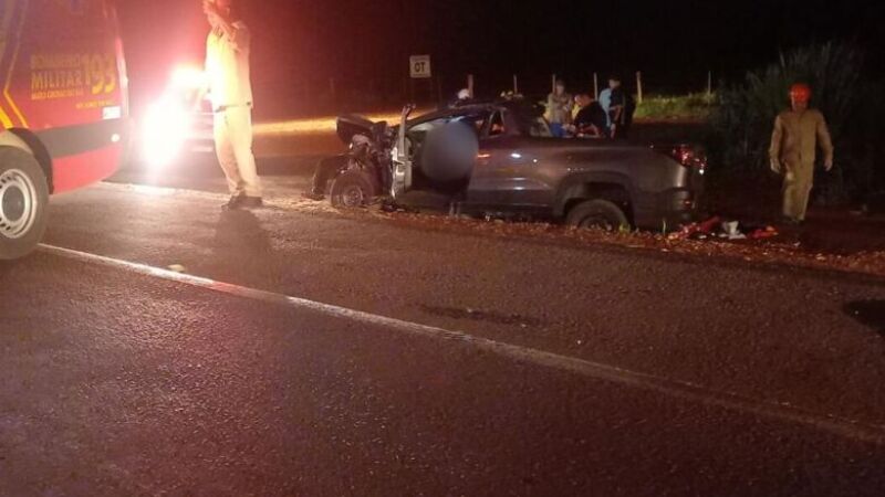 Carro em que casal estava foi parar fora da pista após a colisão 