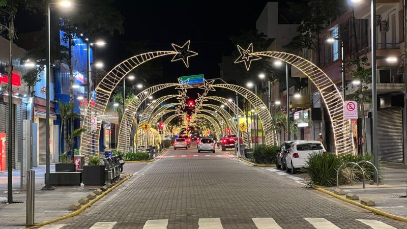 Rua 14 de julho, principal avenida do comércio de Campo Grande, decorada com luzes de Natal