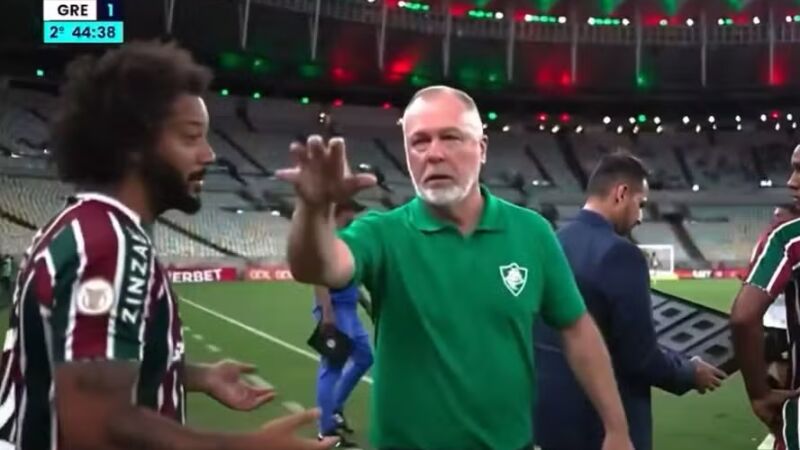 Mano menezes e Marcelo se desentendem à beira do campo no Maracanã