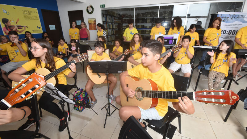 Apresentação do dia (09) traz apresentação com novos alunos dos projetos da Fundação, mas também rememora antigos talentos formados pela Fundação