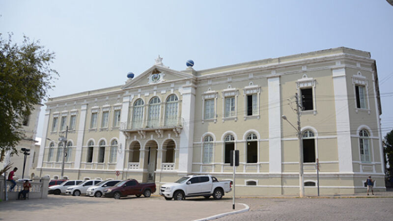 Edifício histórico no centro de Corumbá sofre com o abandono