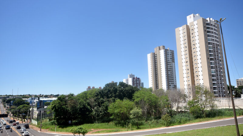 Em 3.826,2083 m² de área total na curva que sai da Afonso Pena, esse terreno tem frente para a Rua Ceará e ladeia ainda a 15 de novembro