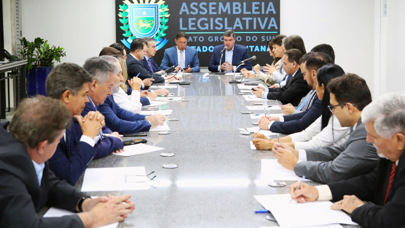 O governador Eduardo Riedel (PSDB) na reunião com os deputados estaduais na Assembleia