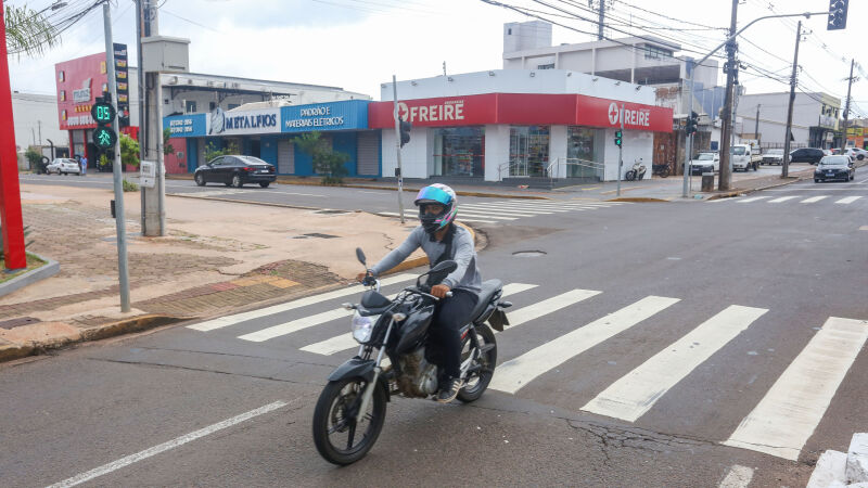 Cinco segundos mal dão tempo para uma pessoa cruzar a primeira faixa da avenida,