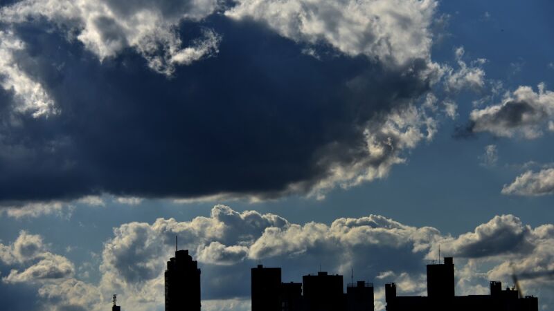 Tempo terá oscilações entre nublado e abertura de sol