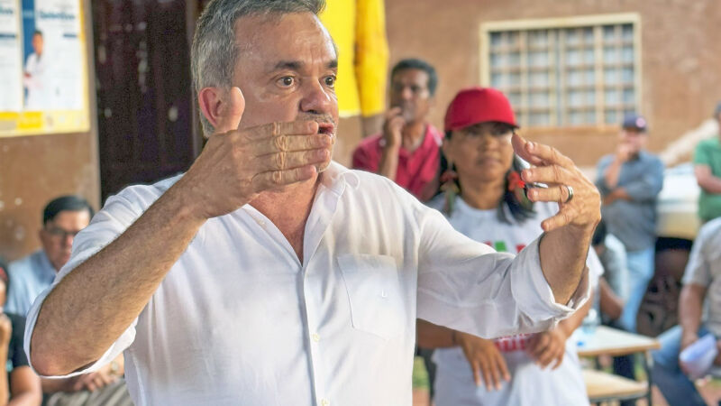 O deputado federal Vander Loubet (PT), durante reunião com petistas em Dourados