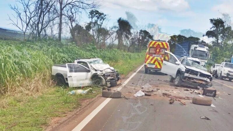 Ambos os carros ficaram destruídos com o forte impacto