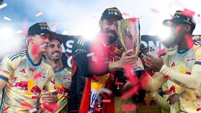 Carlos Coronel (no centro) com a taça da Conferência Leste da MLS Cup, conquistada no último sábado