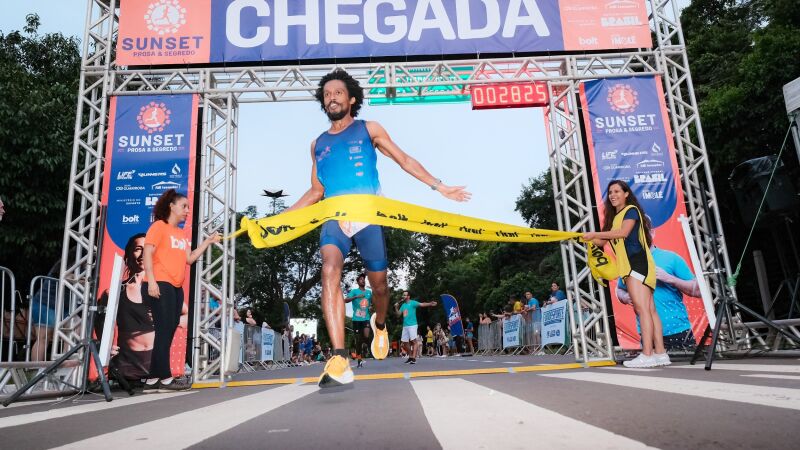 Atleta concluindo a Corrida Prosa e Segredo no Parque dos Poderes