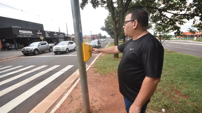 Semáforo na Avenida Gunter Hans, que fica sempre aberto, só fecha se pedestre apertar a botoeira em cruzamento movimentado