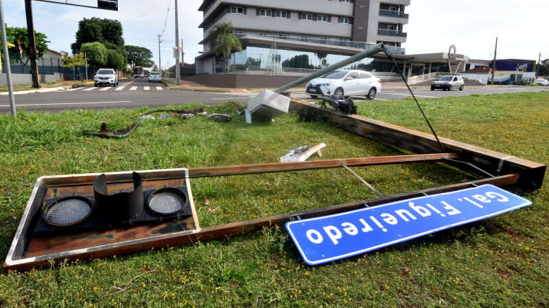 Semáforo ficou totalmente destruído e causou tumulto no trânsito