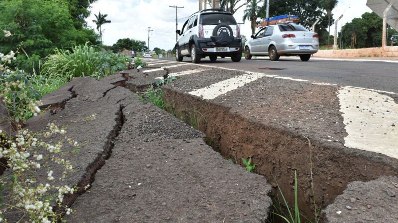 Erosão de quase uma década em um dos trechos do Rio Anhanduí engoliu parte da pista da Ernesto Geisel, em frente ao Guanandizão