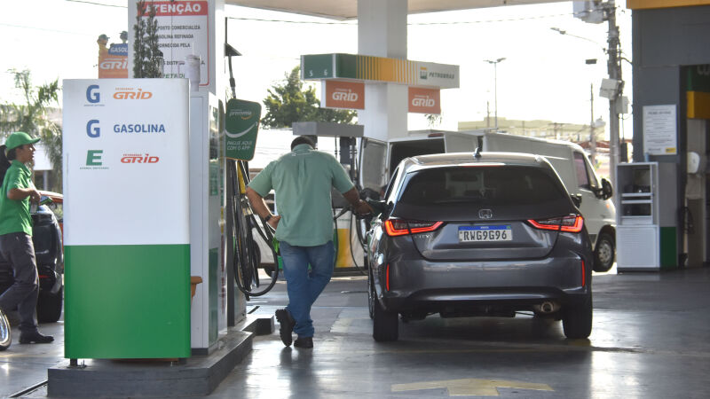 O preço médio do litro da gasolina ficou 23,90% mais caro em dois anos