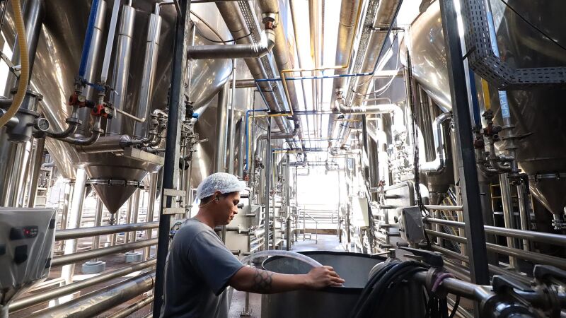 Os setores de serviços e indústria empurraram o PIB para cima em MS