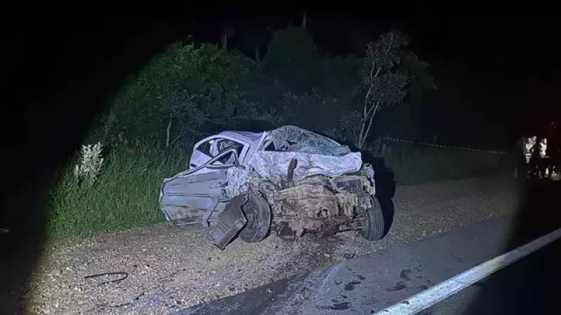 Veículo foi atingido frontalmente por uma caminhonete e na traseira por um jeep