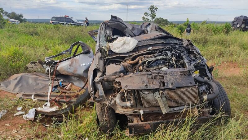 Carro foi destruído e a parte de cima e de trás foram esmagadas, com diversos amassos e avarias