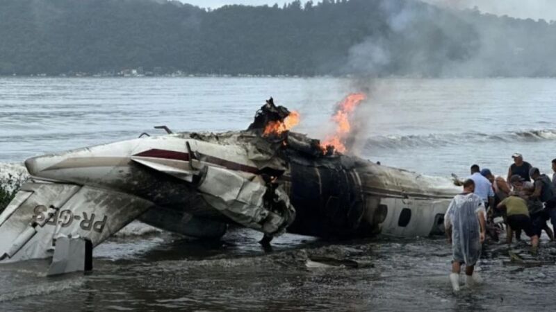 Avião perdeu controle e, devido ao impacto, foi parar no mar da cidade do litoral paulista