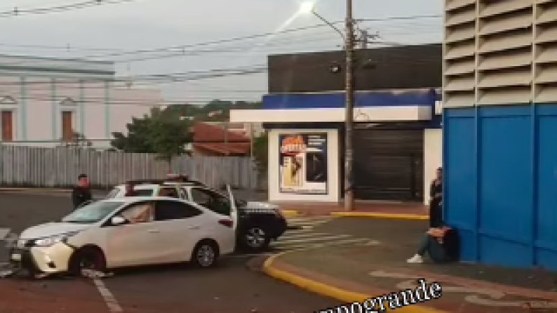 Motorista em alta velocidade bateu na lateral do Camelódromo nesta madrugada