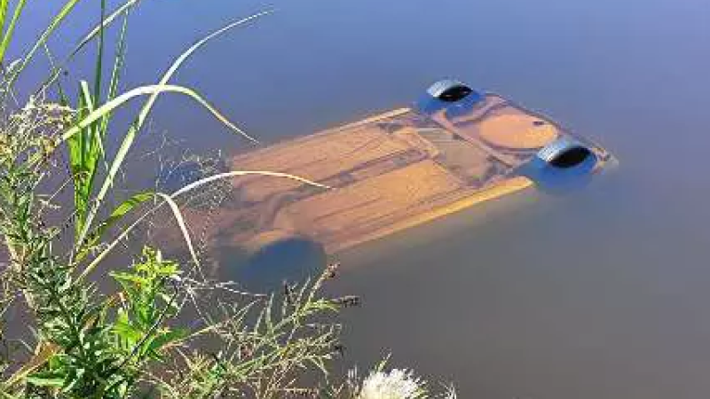 Veículo Volksvagen Gol ficou totalmente submerso e de ponta cabeça no lago