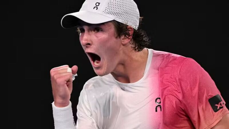 João Fonseca, de 18 anos, venceu russo nono do mundo na estreia do Australian Open