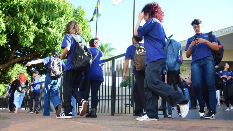 Uso de celular nas escolas será proibido neste ano letivo