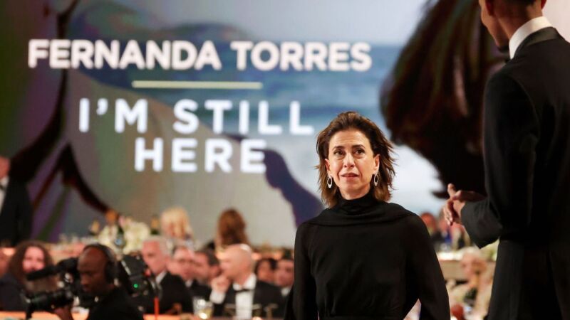 Fernanda Torres na cerimônia do Golden Globes