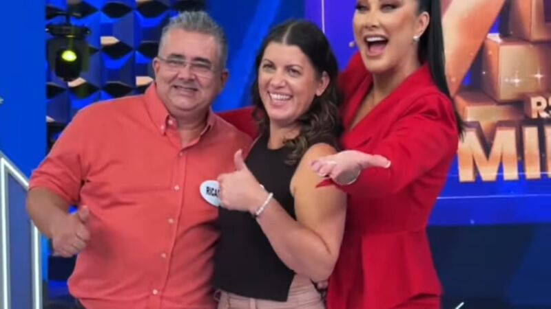 Ricardo (marido), Kênia (premiada) e Helen Ganzarolli (apresentadora) neste domingo (12)