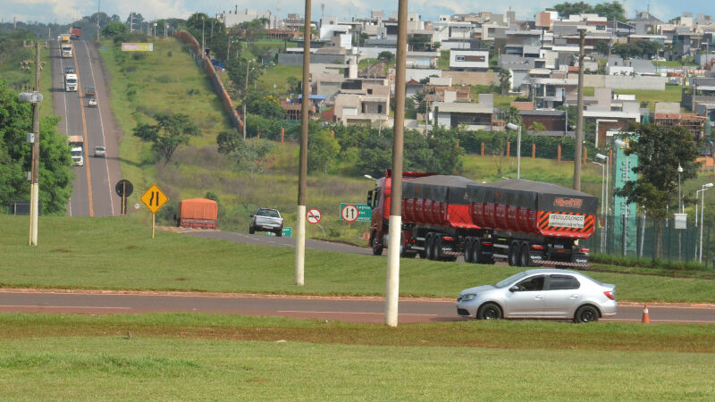 O Anel Viário da Capital, com o condomínio Alphaville ao fundo