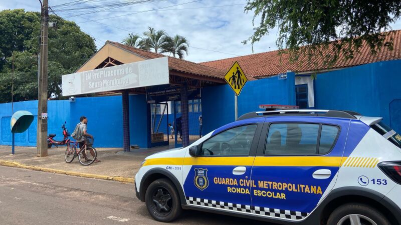 Viatura da GCM em frente a Escola Municipal Iracema de Souza Mendonça