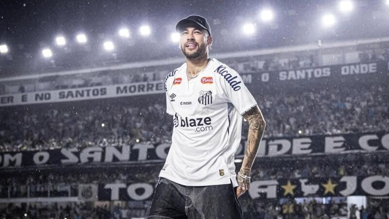 Neymar se apresentou nessa sexta-feira (31)
