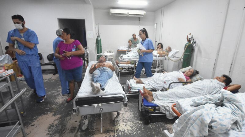 Sem vaga na ala vermelha e com os corredores lotados, salas acabaram ocupadas por pacientes em atendimento improvisado