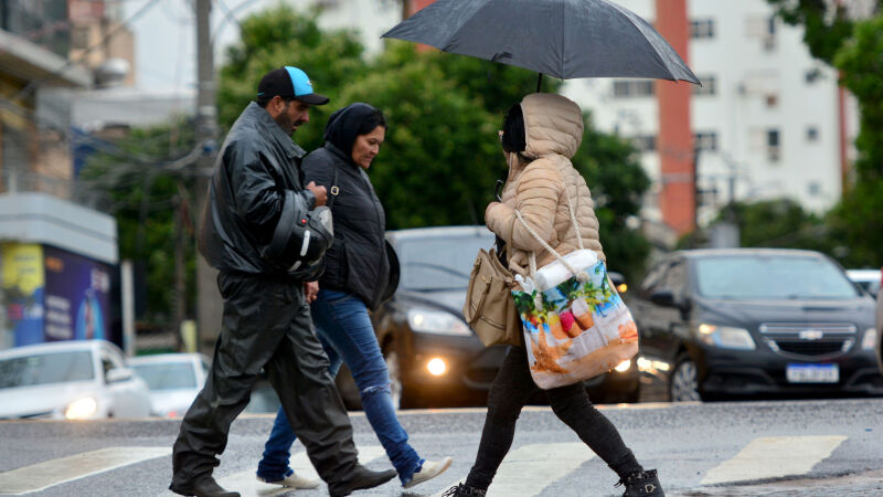 Chuva e frio devem chegar entre a noite de domingo e segunda-feira, após período de onda de calor