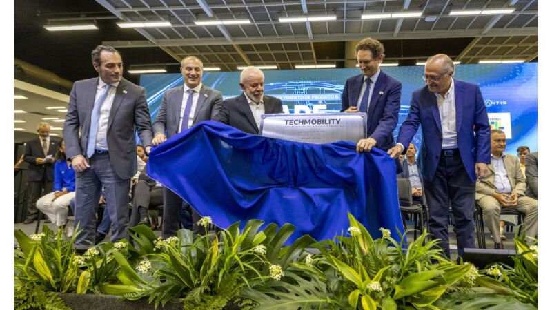 O presidente Lula participou da inauguração do centro de tecnologia para carros híbridos, em Betim