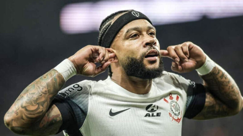 Memphis Depay atualmente joga no Corinthians