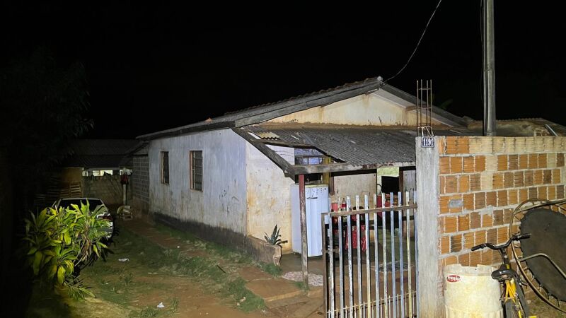 Casa onde aconteceu o crime na noite desta segunda-feira (17)
