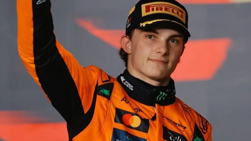 Oscar Piastri, da McLaren, irá largar em primeiro neste domingo (23)