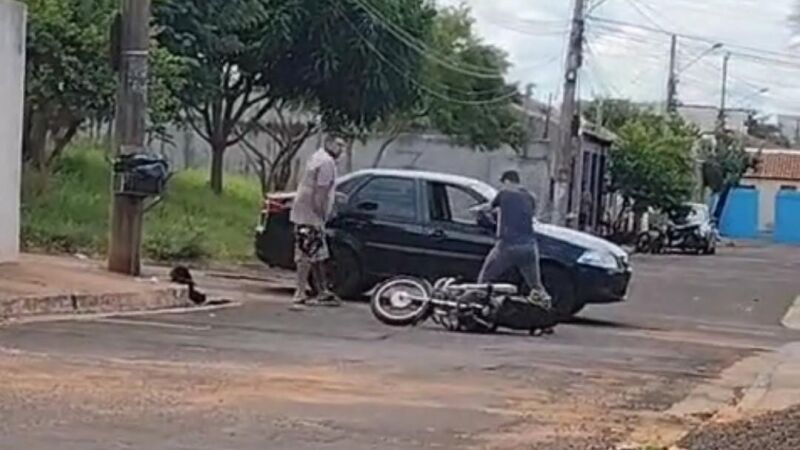Momento do disparo do policial contra a perna do motociclista
