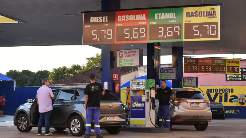 O litro do diesel comum custava, em média, R$ 5,61 em 2023 e passou a R$ 6,18 na semana passada