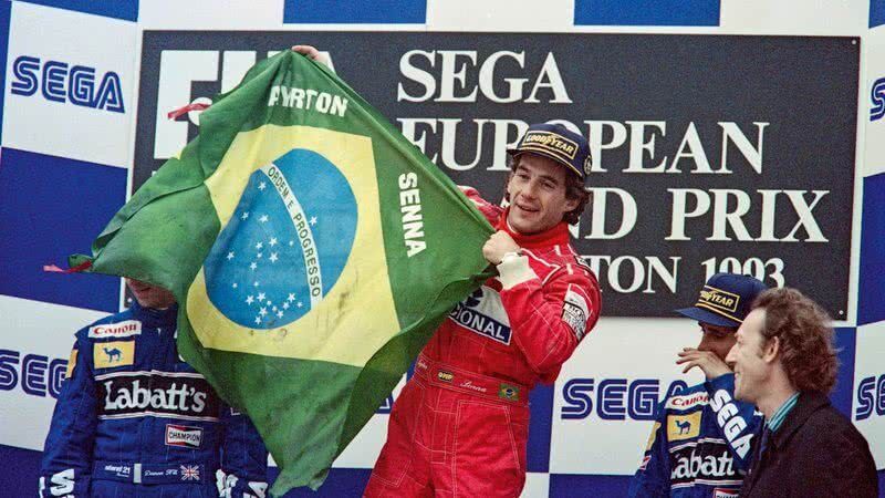 Ayrton Senna morreu tragicamente em um acidente no 1&ordm; de maio de 1994, aos 34 anos
